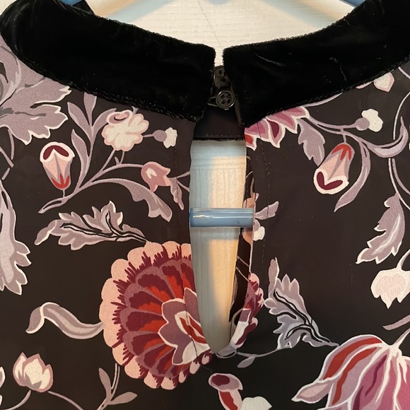 Loft floral blouse with keyhole in front and back - Picture 5 of 5